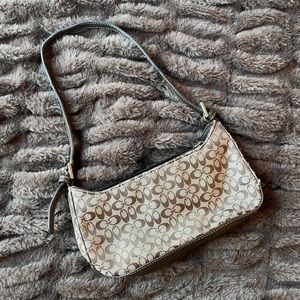 mini coach purse 👛 it has a little bit of scratches on the side not too much